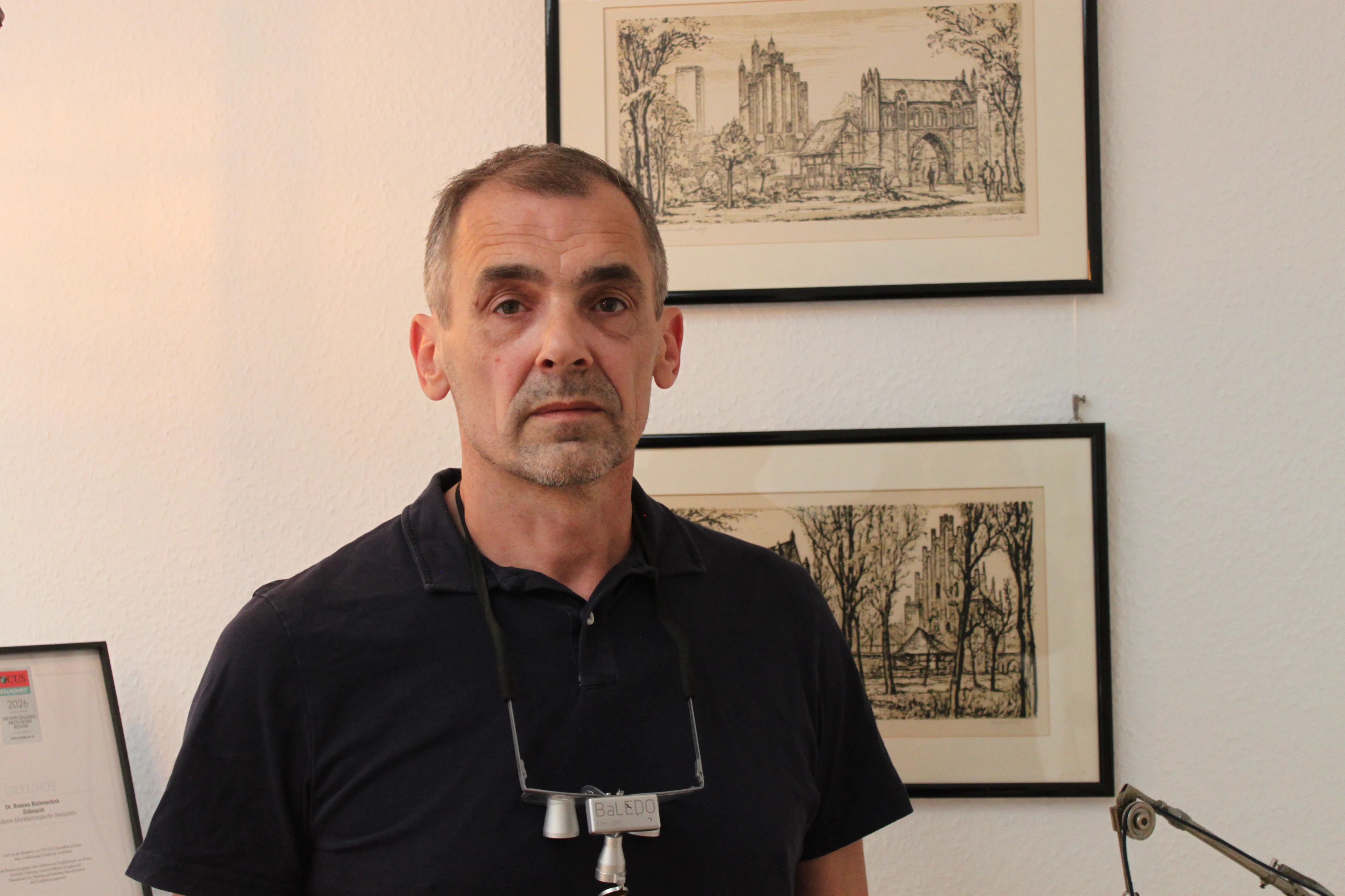 Portrait von Dr. Roman Kubetschek in seiner Praxis